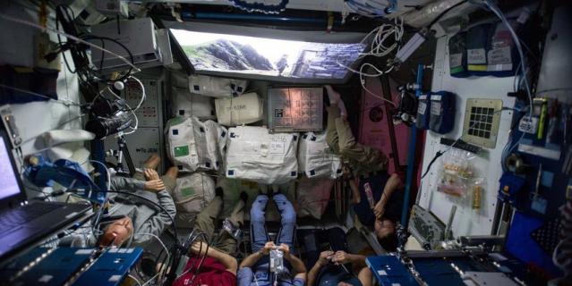 Экипаж МКС во главе с российским космонавтом Антоном Шкаплеровым смотрит фильм "Звёздные войны: Последние джедаи". NASA.