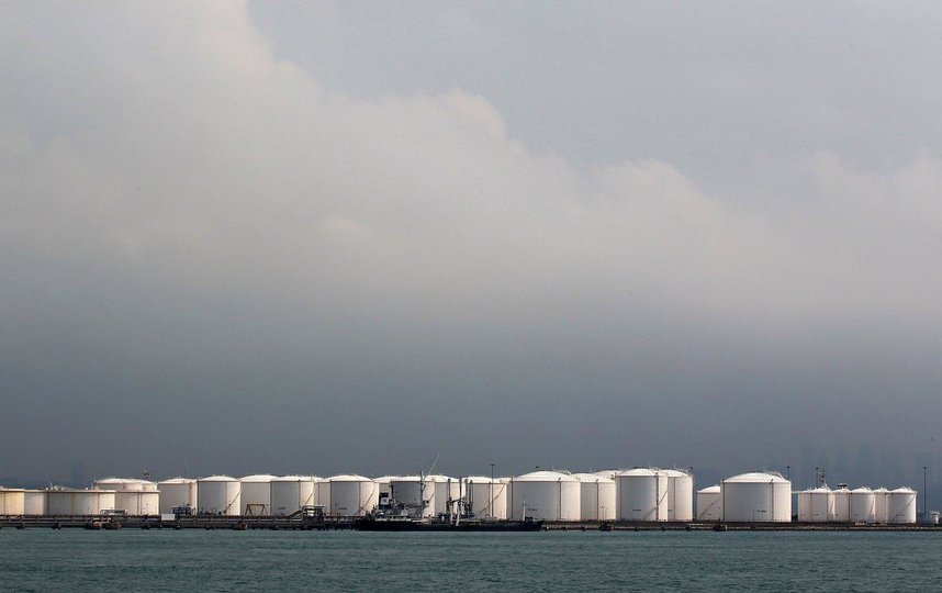 Вид на один из нефтеперерабатывающих заводов в Сингапуре. Фото Getty