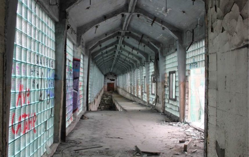 В заброшенных корпусах завода сохранились ценные элементы архитектуры. Фото kgiop.gov.spb.ru