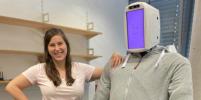 В США создали человекоподобного робота, который может утешать людей в стальных объятиях