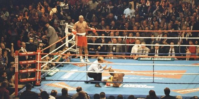 5 ноября 1994 года Джордж Форман конкретно "тряхнул стариной" – на глазах у изумлённой публики в Лас-Вегасе отправил на настил действующего чемпиона Майкла Мурера и забрал его чемпионские пояса.