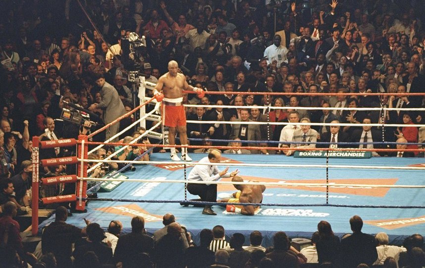 5 ноября 1994 года Джордж Форман конкретно "тряхнул стариной" – на глазах у изумлённой публики в Лас-Вегасе отправил на настил действующего чемпиона Майкла Мурера и забрал его чемпионские пояса. Фото Getty
