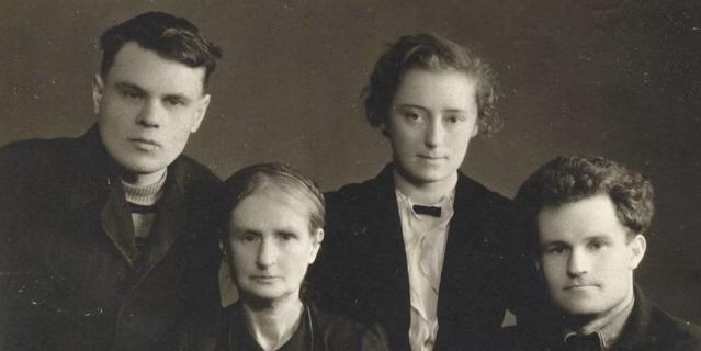 Серафима Михайловна с сыновьями Николаем, Андреем (крайний справа) и невесткой Кариной.