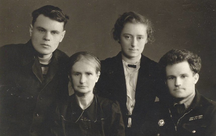 Серафима Михайловна с сыновьями Николаем, Андреем (крайний справа) и невесткой Кариной. Фото из семейного архива Николая Миклухо-Маклая – младшего.