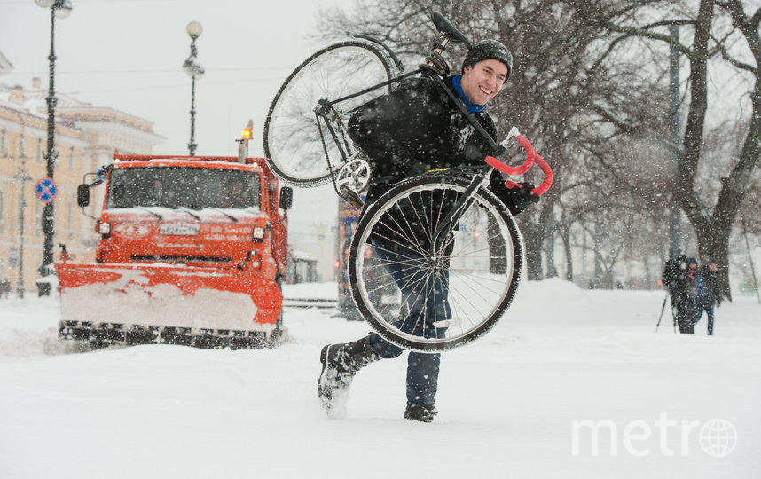 Шипованные покрышки - залог устойчивости велогонщика на льду. Фото Игорь Акимов, "Metro"