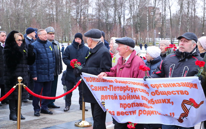 В Петербурге на Пискаревском кладбище прошла церемония возложения венков и цветов. Фото gov.spb.ru