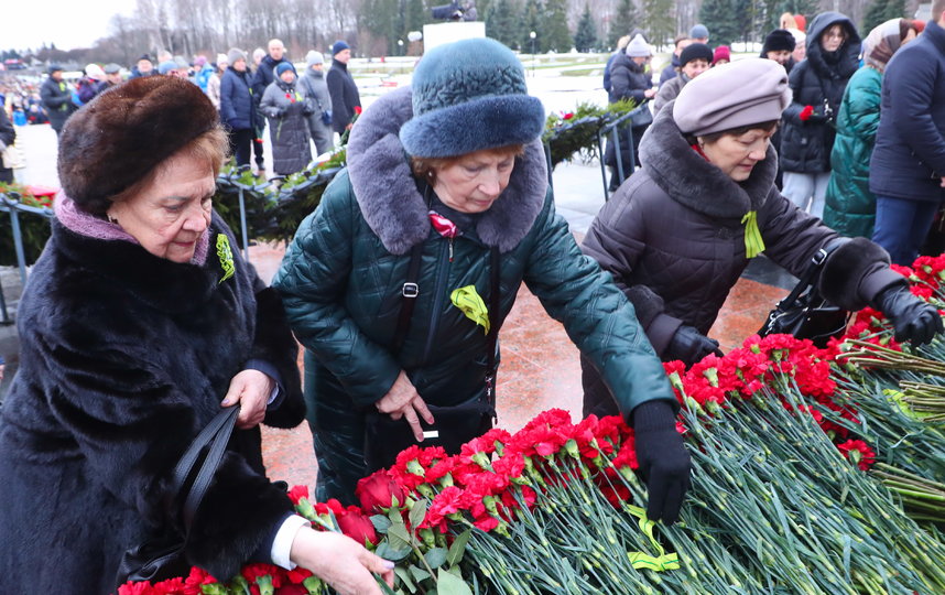 В Петербурге на Пискаревском кладбище прошла церемония возложения венков и цветов. Фото gov.spb.ru