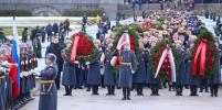 В Петербурге на Пискаревском кладбище прошла церемония возложения венков и цветов