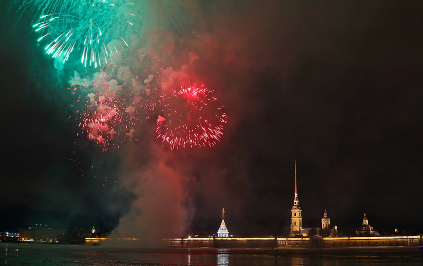 В Петербурге прогремел салют в честь ленинградской победы. Фото gov.spb.ru