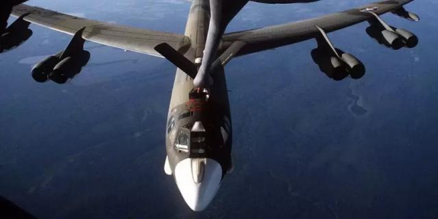 Март 1998-го. Так выглядит дозаправка B-52H, которую проводит KC-135 Stratotanker.