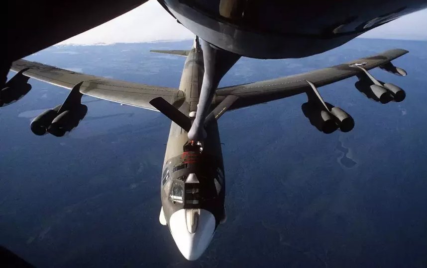 Март 1998-го. Так выглядит дозаправка B-52H, которую проводит KC-135 Stratotanker. Фото Getty