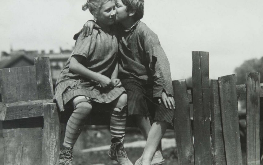 Во время съемок фильма "Подруги", 1935. Фото Георгий Максимов, РОСФОТО.
