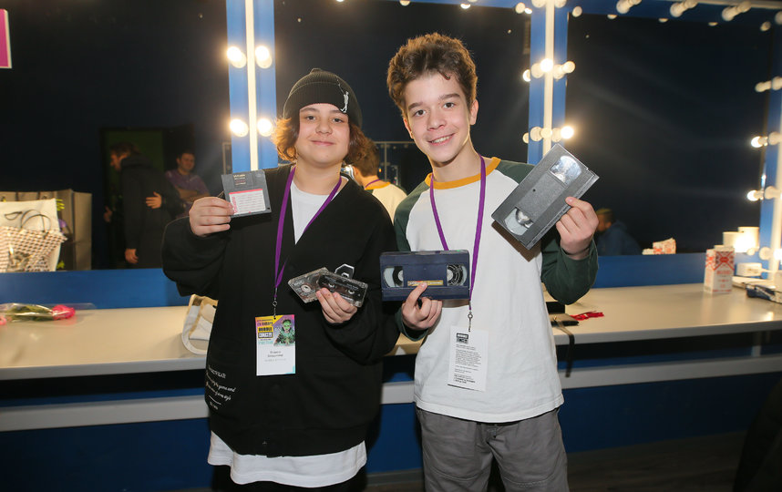 Аудиокассету Яганов (на фото слева) и Гетц назвали CD-диском, а дискету приняли за флэшку для старых фотоаппаратов. Фото Василий Кузьмичёнок