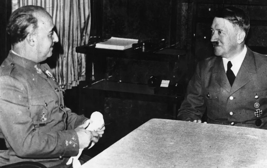 Франсиско Франко (слева) ведёт переговоры с лидером нацистской Германии Адольфом Гитлером. Фото Getty