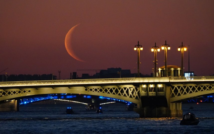 Цвет луны в кадре зависит от пыли в атмосфере и времени года. Фото предоставлено героем публикации