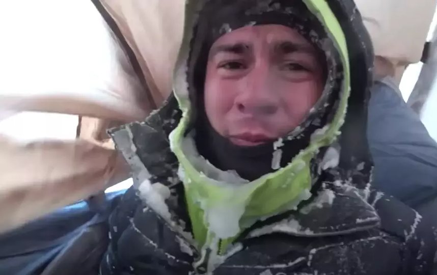Рустам Набиев во время короткого привала в горах. Фото скриншот с канала "А поговорить?" на YouTube