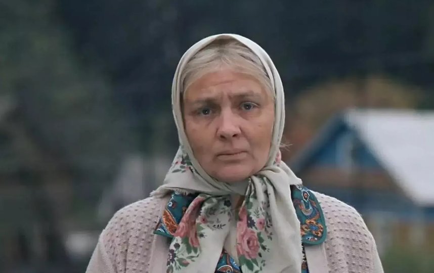 Наталья Тенякова в роли бабы Шуры. Кадр из комедии "Любовь и голуби". 