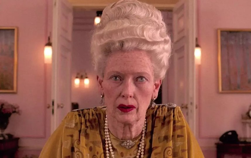 Тильда Суинтон сыграла 84-летнюю даму. Тильда Суинтон сыграла 84-летнюю даму. Кадр из фильма "Отель "Гранд Будапешт". 