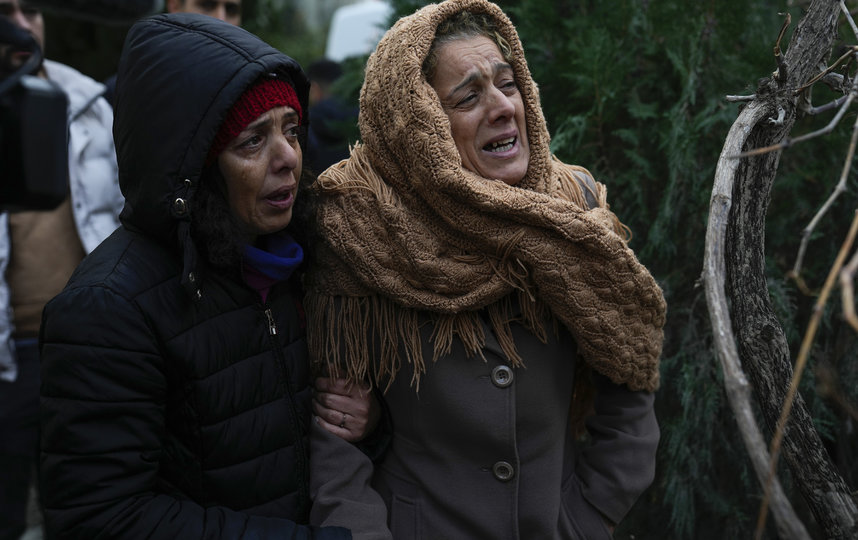 Женщины в городе Адане на юге Турции у разрушенных домов | Khalil Hamra | AP | TASS. 