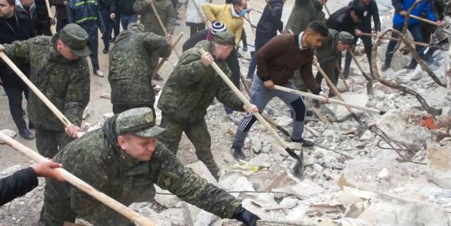 Российские военные помогают с разбором завалов здания, разрушенного в результате землетрясения в сирийском Алеппо | Пресс-служба Минобороны РФ | ТАСС.