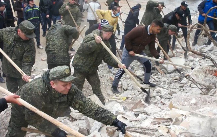 Российские военные помогают с разбором завалов здания, разрушенного в результате землетрясения в сирийском Алеппо | Пресс-служба Минобороны РФ | ТАСС. 