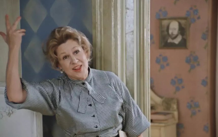 Инна Ульянова в роли бывшей жены Хоботова. Кадр из фильма "Покровские ворота". 
