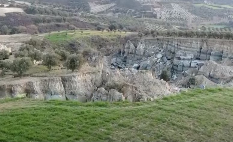 В турецкой провинции Хатай из-за землетрясения появился разлом шириной более 200 метров. Фото Скриншот YouTube / NTV