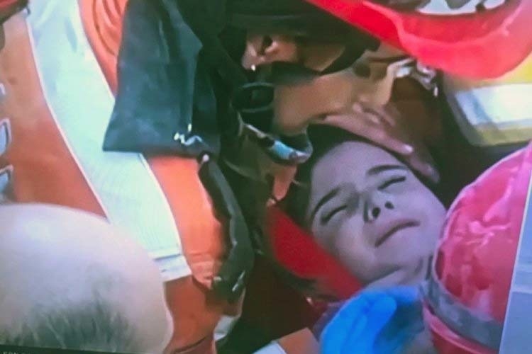 Четырехлетнюю девочку спасли спустя 132 часа после землетрясения в Турции. Фото bursadabugun.com