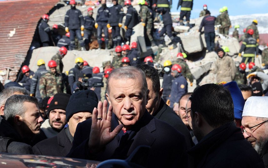 Эрдоган встречается с жителями пострадавших райнов страны. Фото Getty