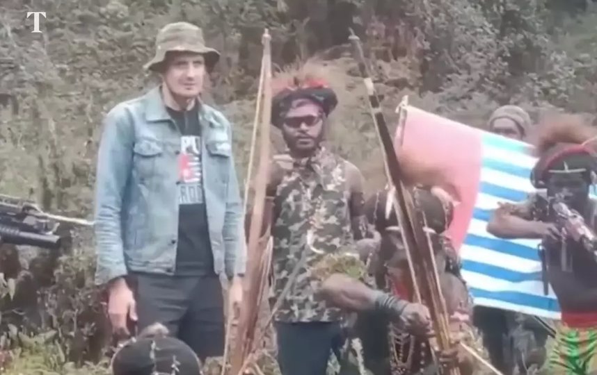 Папуасы-сепаратисты захватили новозеландского пилота в плен. Скришот видео с канала TheTimes на YouTube. 