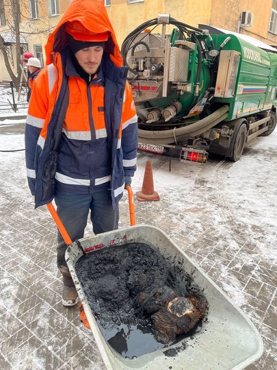 В Петербурге игрушечный Чебурашка едва не стал причиной засора канализации. Фото t.me/VDKSPB