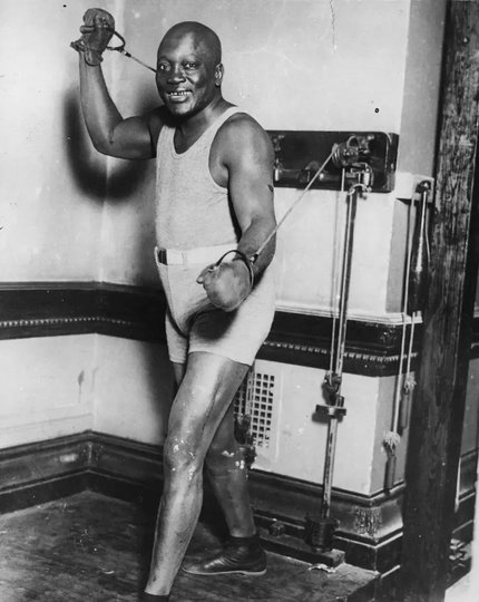 Джек Джонсон много тренировался, чтобы защитить чемпионский титул. В США считали, что бокс – "удел белых". Фото Getty