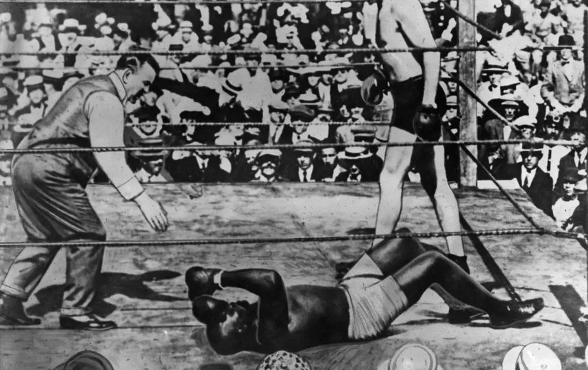 5 апреля 1915 года, Куба. В 26 раунде Джесс Уиллард нокаутировал Джека Джонсона в сверхнапряжённом поединке. Так Джонсон лишился титула, которым владел с 1908 года. Фото Getty