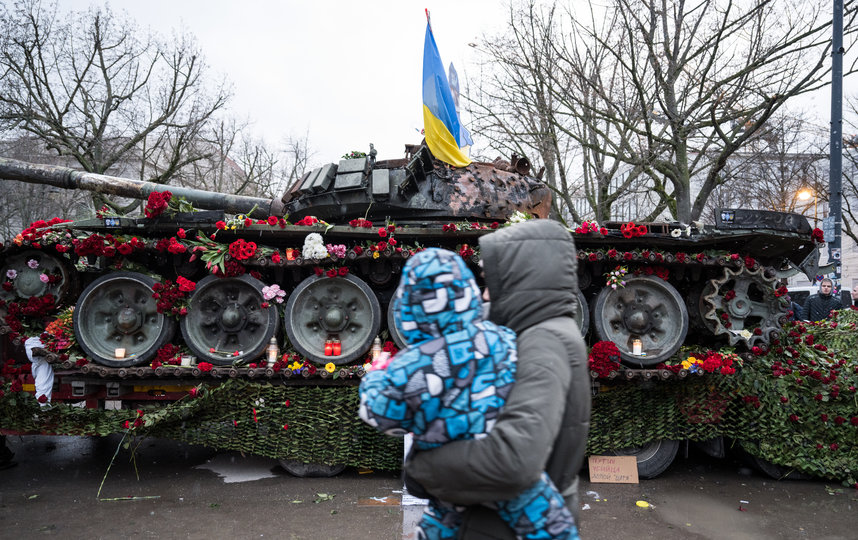 Жители Берлина принесли цветы к установленному у посольства России подбитому танку. Фото Getty