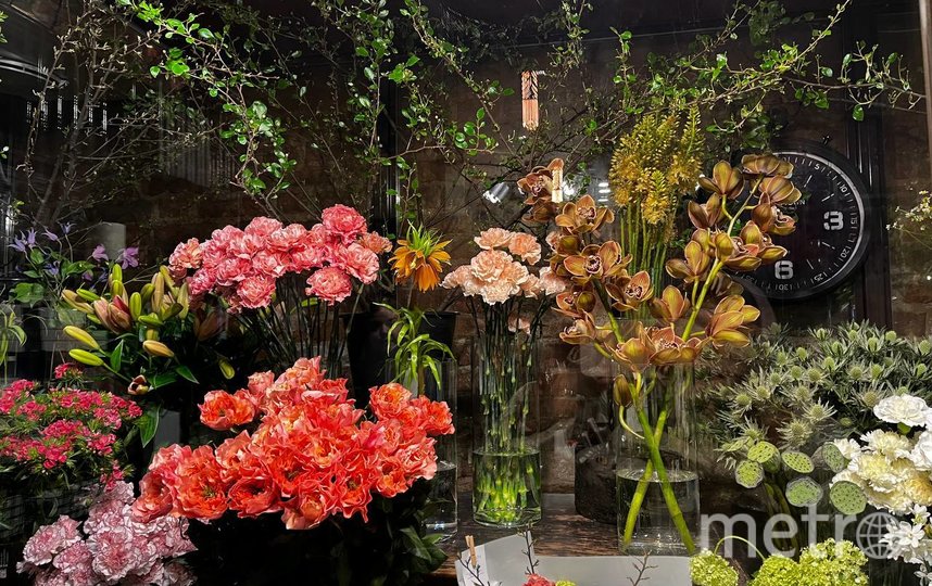 В петербургских авторских магазинах огромный выбор цветов, которые могут заменить розы. Например, белые ароматные маттиолы или розовые гвоздики гарантированно будут радовать вас не меньше двух недель. Фото Анна Сирота, "Metro"