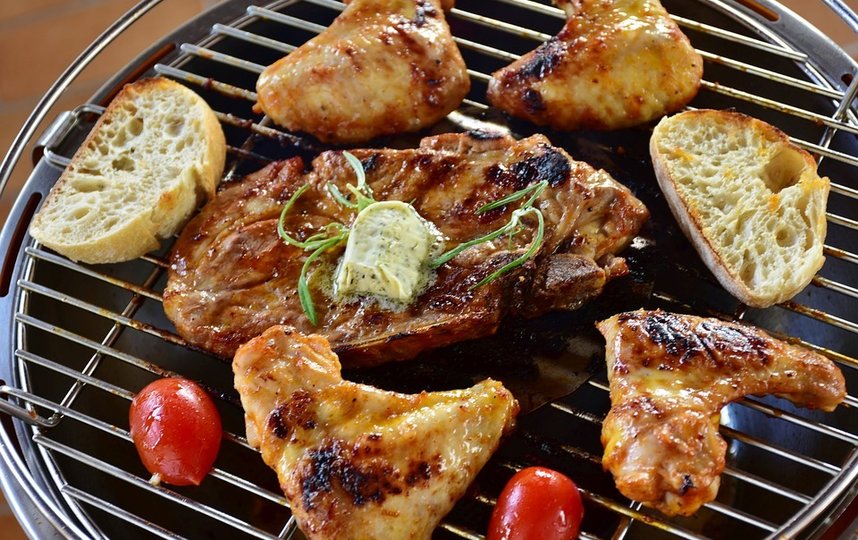 Некоторые виды мяса, в частности курица, стоят уже дешевле огурцов. Фото Pixabay