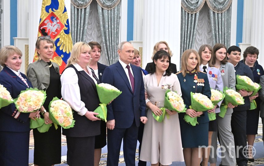 Путин вручил государственные награды россиянкам за выдающиеся заслуги