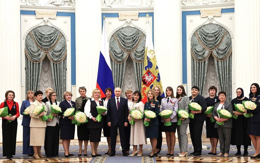 Путин вручил государственные награды россиянкам за выдающиеся заслуги. Фото kremlin.ru