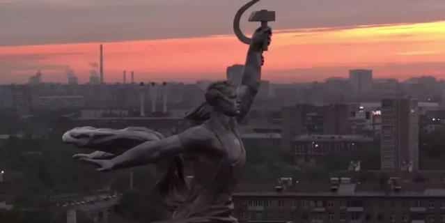 Самой Москвы в фильме немного, но выглядит она красочно.
