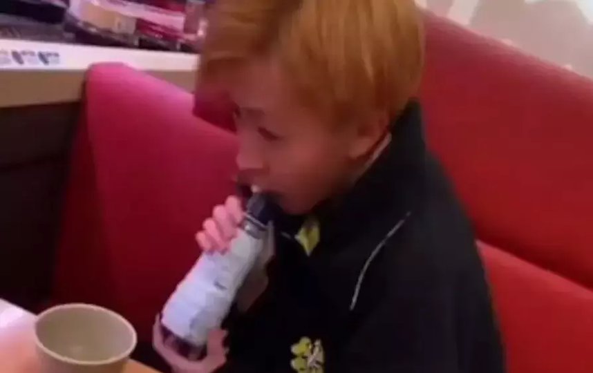 На видео японец пьет из общей бутылки соевого соуса, а потом ставит ее обратно. Фото Скриншот соцсети