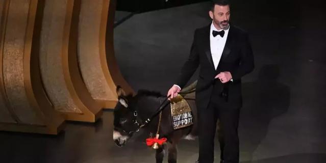 Джимми Киммел и ослица развлекают гостей "Оскара".