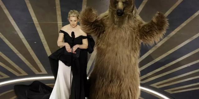 Шутки Элизабет Бэнкс про её медведя стали одними из самых острых на церемонии "Оскара".