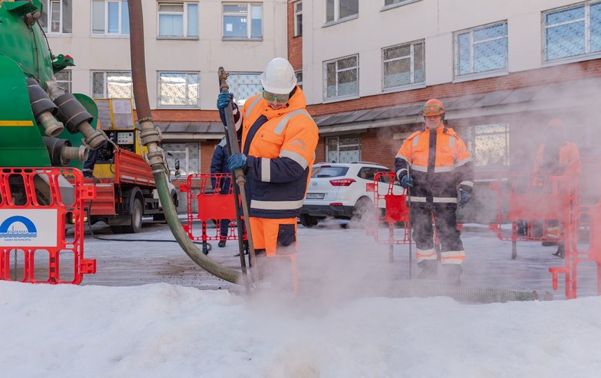 В Петербурге коммунальные службы перешли на усиленный режим работы из-за интенсивного таяния снега. Фото gov.spb.ru