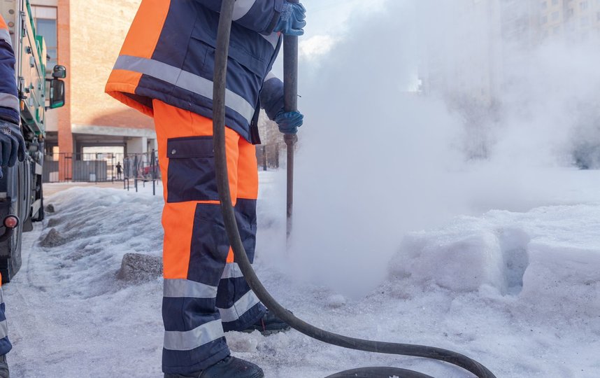 В Петербурге коммунальные службы перешли на усиленный режим работы из-за интенсивного таяния снега. Фото gov.spb.ru