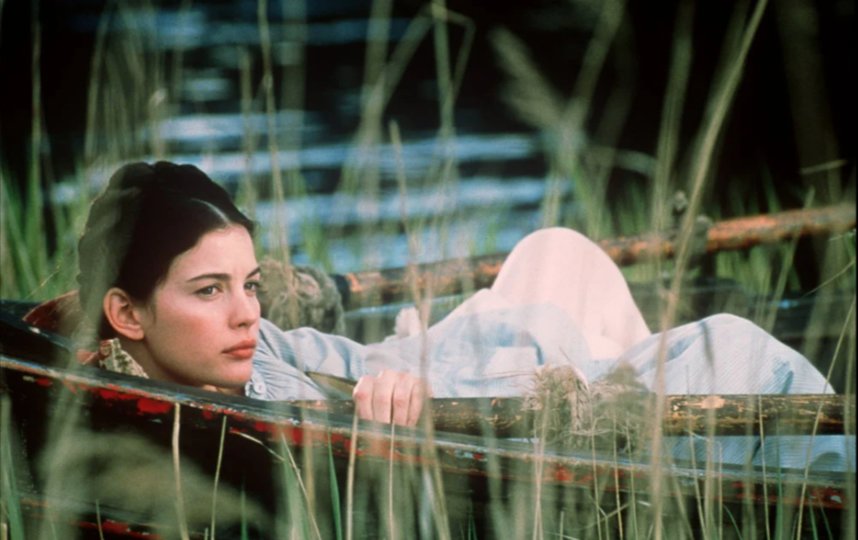 Пушкинская Татьяна Ларина была совсем юной девушкой, когда безответно влюбилась в Евгения Онегина / кадр из фильма «онегин»  (1998 год; режиссёр Марта Файнс) . 