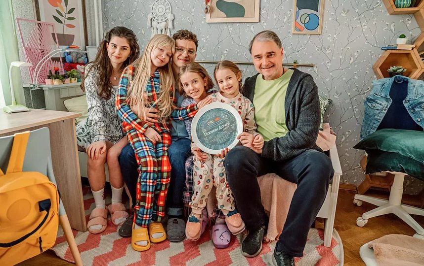 Вся семья вместе с режиссёром Александром Жигалкиным. Фото СТС/START