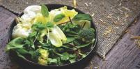 Весна – время восполнять витамины: три рецепта зелёных салатов