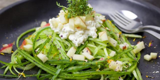 Зелёный салат с огурцом и творогом.