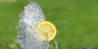 Стакан воды с лимоном – полезная утренняя привычка или враг вашему здоровью?