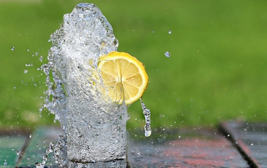 Популярной лимонная вода стала благодаря знаменитостям, таким как Миранда Керр и Гвинет Пэлтроу. Фото Pixabay
